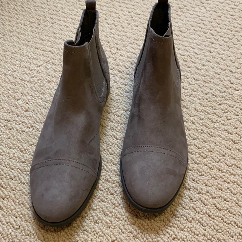 NWOT UNISA taupe booties Sz 10